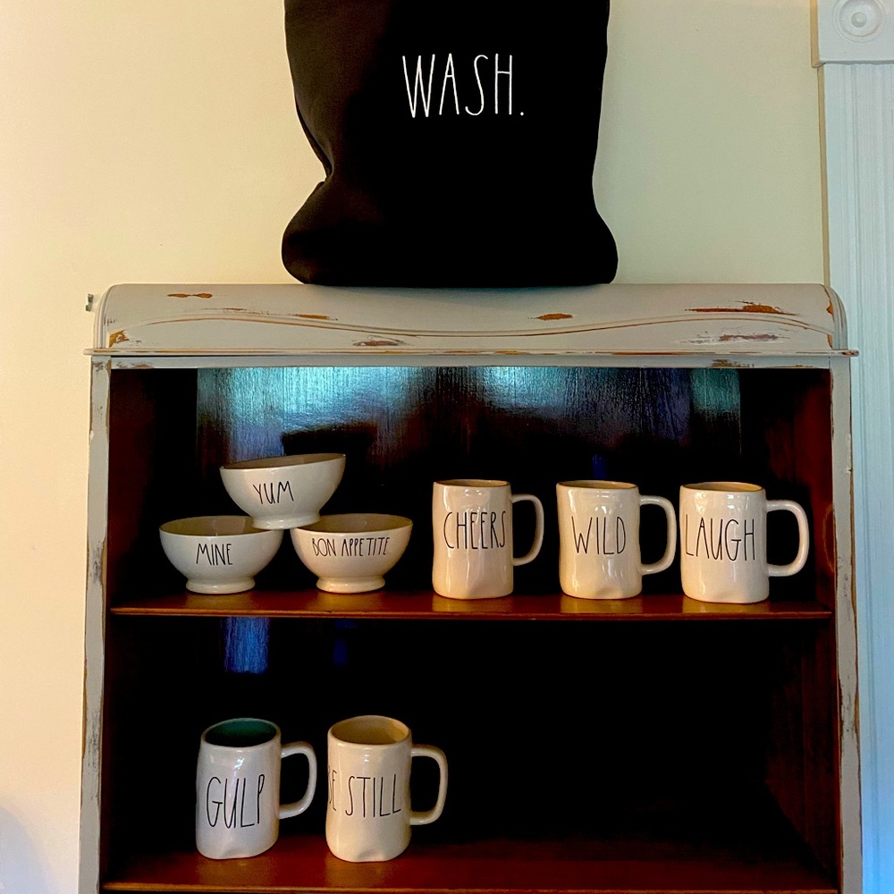 Rae Dunn Lot. 5 mugs, 3 bowls and hamper